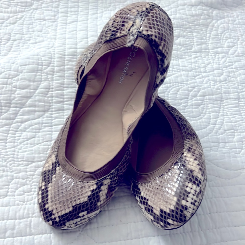 BCBG snakeskin Flats